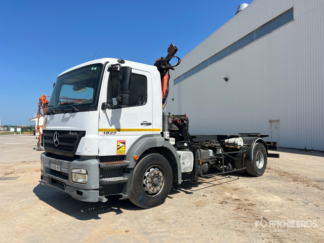 2006 Mercedes-Benz Axor 1823 4x2 Chassis Cabine Avec Grue 4x2 Cab and Chassis - Kuorma-auto alusta, Nosturiauto: kuva 2006 Mercedes-Benz Axor 1823 4x2 Chassis Cabine Avec Grue 4x2 Cab and Chassis - Kuorma-auto alusta, Nosturiauto 2006 Mercedes-Benz Axor 1823 4x2 Chassis Cabine Avec Grue 4x2 Cab and Chassis - Kuorma-auto alusta, Nosturiauto: kuva 2006 Mercedes-Benz Axor 1823 4x2 Chassis Cabine Avec Grue 4x2 Cab and Chassis - Kuorma-auto alusta, Nosturiauto