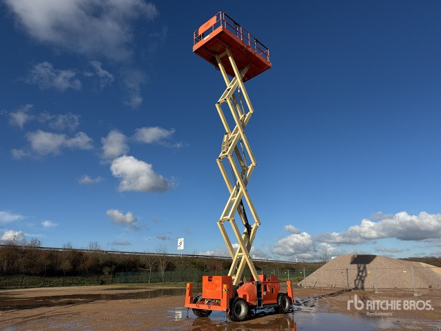 2007 JLG 4394RT 4x4 Diesel Nacelle Ciseau Scissor Lift - Saksilava: kuva 2007 JLG 4394RT 4x4 Diesel Nacelle Ciseau Scissor Lift - Saksilava 2007 JLG 4394RT 4x4 Diesel Nacelle Ciseau Scissor Lift - Saksilava: kuva 2007 JLG 4394RT 4x4 Diesel Nacelle Ciseau Scissor Lift - Saksilava