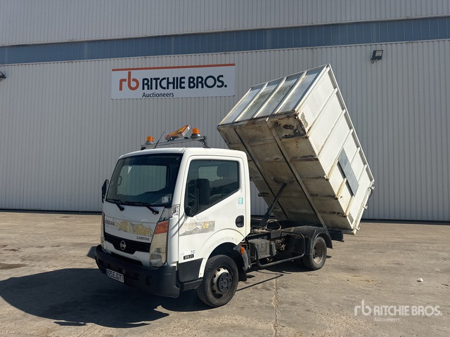 2007 Nissan Cabstar 35.11 4x2 Camion Benne Dump Truck: Light Duty - Kippiauto kuorma-auto: kuva 2007 Nissan Cabstar 35.11 4x2 Camion Benne Dump Truck: Light Duty - Kippiauto kuorma-auto 2007 Nissan Cabstar 35.11 4x2 Camion Benne Dump Truck: Light Duty - Kippiauto kuorma-auto: kuva 2007 Nissan Cabstar 35.11 4x2 Camion Benne Dump Truck: Light Duty - Kippiauto kuorma-auto
