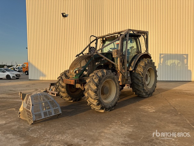 2017 Valtra T174 (Inoperable) 4WD Tractor - Traktori: kuva  2017 Valtra T174 (Inoperable) 4WD Tractor - Traktori 2017 Valtra T174 (Inoperable) 4WD Tractor - Traktori: kuva  2017 Valtra T174 (Inoperable) 4WD Tractor - Traktori