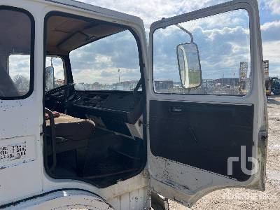 Kippiauto kuorma-auto RENAULT S130 4x2 Camion Benne: kuva Kippiauto kuorma-auto RENAULT S130 4x2 Camion Benne