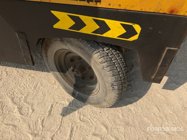 1996 Atlas Copco Mobile (Inoperable) Air Compressor - Ilmakompressori: kuva 1996 Atlas Copco Mobile (Inoperable) Air Compressor - Ilmakompressori 1996 Atlas Copco Mobile (Inoperable) Air Compressor - Ilmakompressori: kuva 1996 Atlas Copco Mobile (Inoperable) Air Compressor - Ilmakompressori