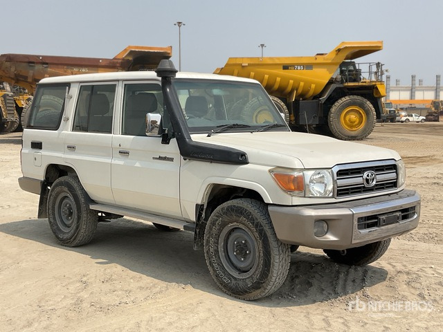 2011 Toyota Land Cruiser LX 76R 4x4 SUV - Maasturi/ Katumaasturi: kuva 2011 Toyota Land Cruiser LX 76R 4x4 SUV - Maasturi/ Katumaasturi 2011 Toyota Land Cruiser LX 76R 4x4 SUV - Maasturi/ Katumaasturi: kuva 2011 Toyota Land Cruiser LX 76R 4x4 SUV - Maasturi/ Katumaasturi