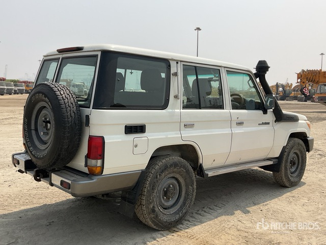 2011 Toyota Land Cruiser LX 76R 4x4 SUV - Maasturi/ Katumaasturi: kuva 2011 Toyota Land Cruiser LX 76R 4x4 SUV - Maasturi/ Katumaasturi 2011 Toyota Land Cruiser LX 76R 4x4 SUV - Maasturi/ Katumaasturi: kuva 2011 Toyota Land Cruiser LX 76R 4x4 SUV - Maasturi/ Katumaasturi