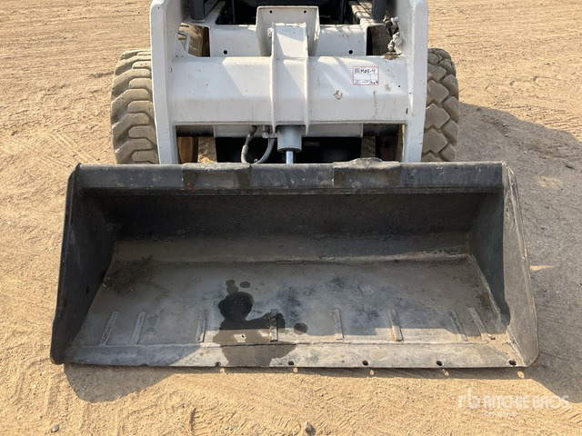 Bobcat S130 Skid Steer Loader - Liukuohjattu kuormaaja: kuva Bobcat S130 Skid Steer Loader - Liukuohjattu kuormaaja Bobcat S130 Skid Steer Loader - Liukuohjattu kuormaaja: kuva Bobcat S130 Skid Steer Loader - Liukuohjattu kuormaaja