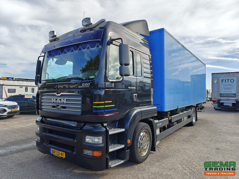 MAN TGA 18.310 4x2 LX Euro3 - Handgeschakeld ZF16 - BDF/VerhuisBak + Laadklep 2000KG - 207.000km - 12/2025 APK - Konttialus/ Vaihtokuormatilat kuorma-auto: kuva MAN TGA 18.310 4x2 LX Euro3 - Handgeschakeld ZF16 - BDF/VerhuisBak + Laadklep 2000KG - 207.000km - 12/2025 APK - Konttialus/ Vaihtokuormatilat kuorma-auto MAN TGA 18.310 4x2 LX Euro3 - Handgeschakeld ZF16 - BDF/VerhuisBak + Laadklep 2000KG - 207.000km - 12/2025 APK - Konttialus/ Vaihtokuormatilat kuorma-auto: kuva MAN TGA 18.310 4x2 LX Euro3 - Handgeschakeld ZF16 - BDF/VerhuisBak + Laadklep 2000KG - 207.000km - 12/2025 APK - Konttialus/ Vaihtokuormatilat kuorma-auto