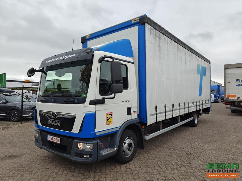MAN TGL 12.250 4x2 Dagcab Euro6 - 12T - Schuifzeilenbak 7.7m + Laadklep 1500kg - 3 Zitplaatsen - 125.000km! - Pressukapelli kuorma-auto: kuva MAN TGL 12.250 4x2 Dagcab Euro6 - 12T - Schuifzeilenbak 7.7m + Laadklep 1500kg - 3 Zitplaatsen - 125.000km! - Pressukapelli kuorma-auto MAN TGL 12.250 4x2 Dagcab Euro6 - 12T - Schuifzeilenbak 7.7m + Laadklep 1500kg - 3 Zitplaatsen - 125.000km! - Pressukapelli kuorma-auto: kuva MAN TGL 12.250 4x2 Dagcab Euro6 - 12T - Schuifzeilenbak 7.7m + Laadklep 1500kg - 3 Zitplaatsen - 125.000km! - Pressukapelli kuorma-auto