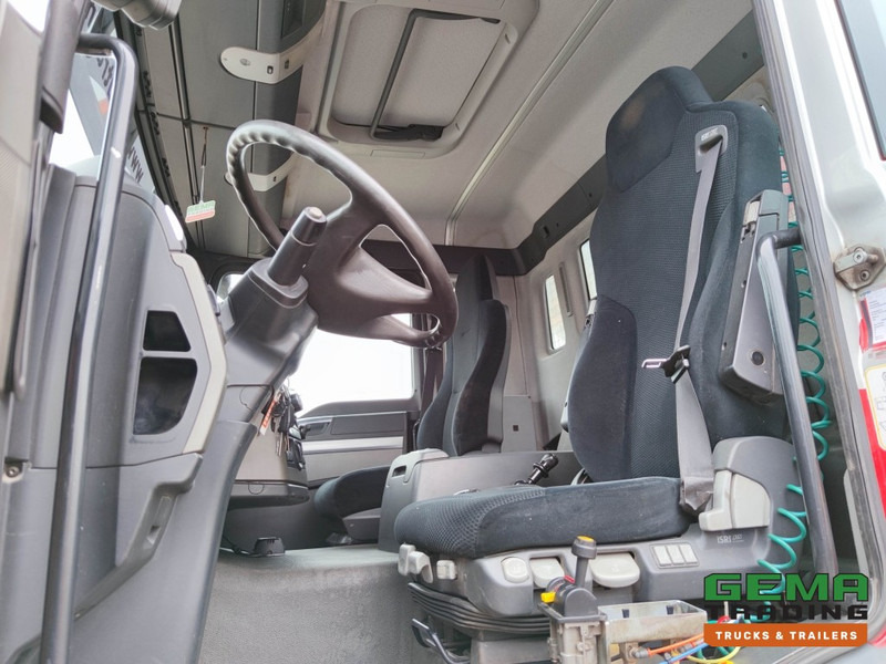 Interior photo 1: Leasing MAN TGS 26.400 6x6 4 Daycab Euro4 - HMF1643Z2 - Hyva 2-Zijdige Kipper 5.4m. - REBUILT ENGINE - TOP! (V584) MAN TGS 26.400 6x6 4 Daycab Euro4 - HMF1643Z2 - Hyva 2-Zijdige Kipper 5.4m. - REBUILT ENGINE - TOP! (V584)