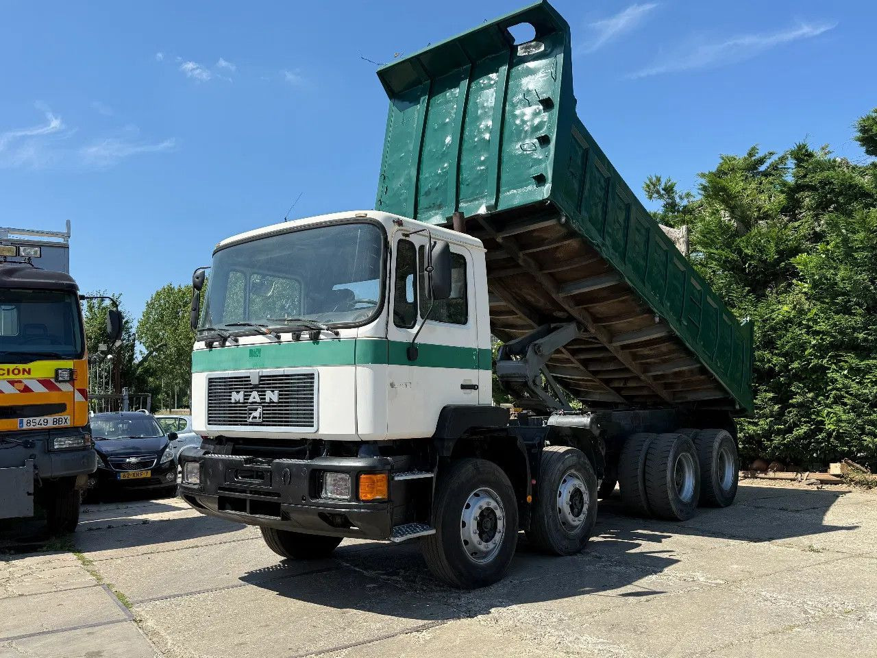 MAN 35.372 8X4 Tipper Spring/Spring ZF Manual Gear E - Kippiauto kuorma-auto: kuva MAN 35.372 8X4 Tipper Spring/Spring ZF Manual Gear E - Kippiauto kuorma-auto MAN 35.372 8X4 Tipper Spring/Spring ZF Manual Gear E - Kippiauto kuorma-auto: kuva MAN 35.372 8X4 Tipper Spring/Spring ZF Manual Gear E - Kippiauto kuorma-auto