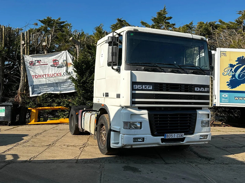 Vetopöytäauto DAF XF 95.380 4X2 Tractor-unit Spring/Air ZF Manual Euro2 PTO: kuva Vetopöytäauto DAF XF 95.380 4X2 Tractor-unit Spring/Air ZF Manual Euro2 PTO