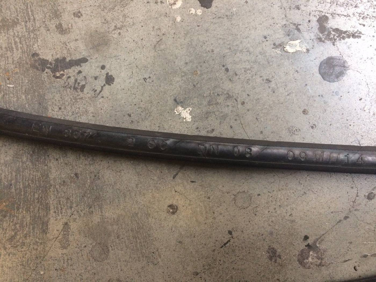 Hydraulic Hose , Type EN 857 - Hydrauliikka - Materiaalinkäsittely: kuva Hydraulic Hose , Type EN 857 - Hydrauliikka - Materiaalinkäsittely Hydraulic Hose , Type EN 857 - Hydrauliikka - Materiaalinkäsittely: kuva Hydraulic Hose , Type EN 857 - Hydrauliikka - Materiaalinkäsittely