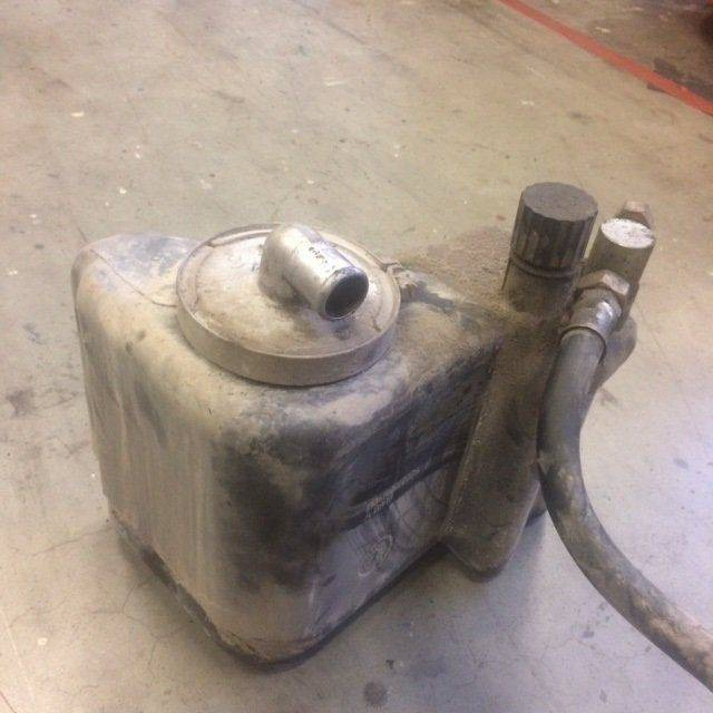 Oil Tank for Linde E15, Series 324 - Hydrauli säiliö - Materiaalinkäsittely: kuva Oil Tank for Linde E15, Series 324 - Hydrauli säiliö - Materiaalinkäsittely Oil Tank for Linde E15, Series 324 - Hydrauli säiliö - Materiaalinkäsittely: kuva Oil Tank for Linde E15, Series 324 - Hydrauli säiliö - Materiaalinkäsittely