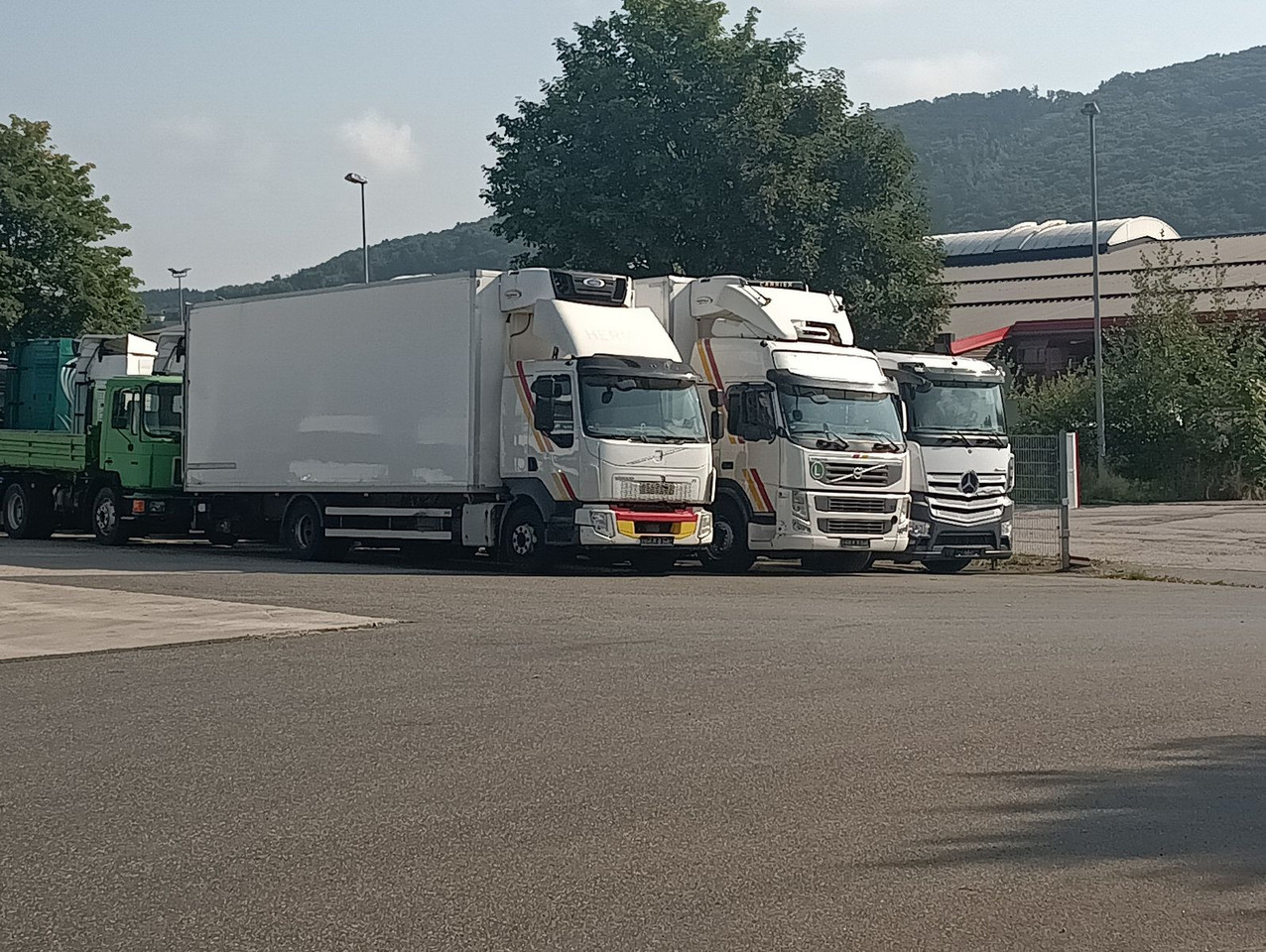 Volvo FM13-460 EEV 6x2R CarrierSupra550 7,3m LBW1.5t - Refrigeraattori kuorma-auto: kuva Volvo FM13-460 EEV 6x2R CarrierSupra550 7,3m LBW1.5t - Refrigeraattori kuorma-auto Volvo FM13-460 EEV 6x2R CarrierSupra550 7,3m LBW1.5t - Refrigeraattori kuorma-auto: kuva Volvo FM13-460 EEV 6x2R CarrierSupra550 7,3m LBW1.5t - Refrigeraattori kuorma-auto