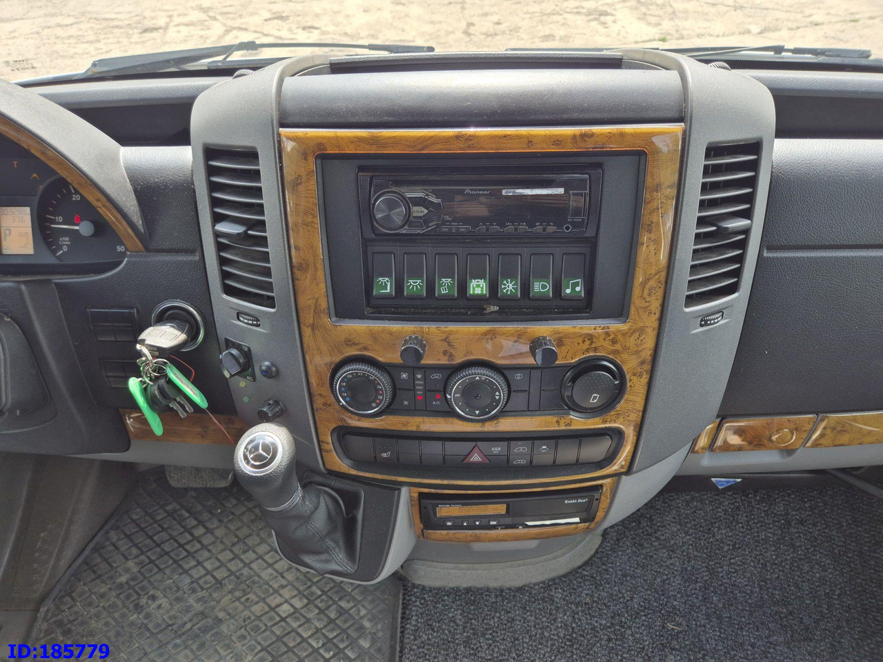 Turistibussi MERCEDES-BENZ Sprinter 316 - VIP - Avestark: kuva Turistibussi MERCEDES-BENZ Sprinter 316 - VIP - Avestark