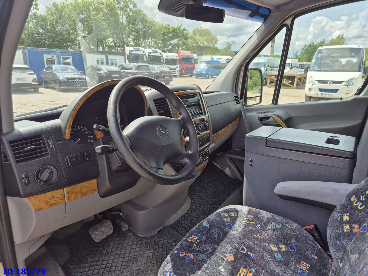 Turistibussi MERCEDES-BENZ Sprinter 316 - VIP - Avestark: kuva Turistibussi MERCEDES-BENZ Sprinter 316 - VIP - Avestark