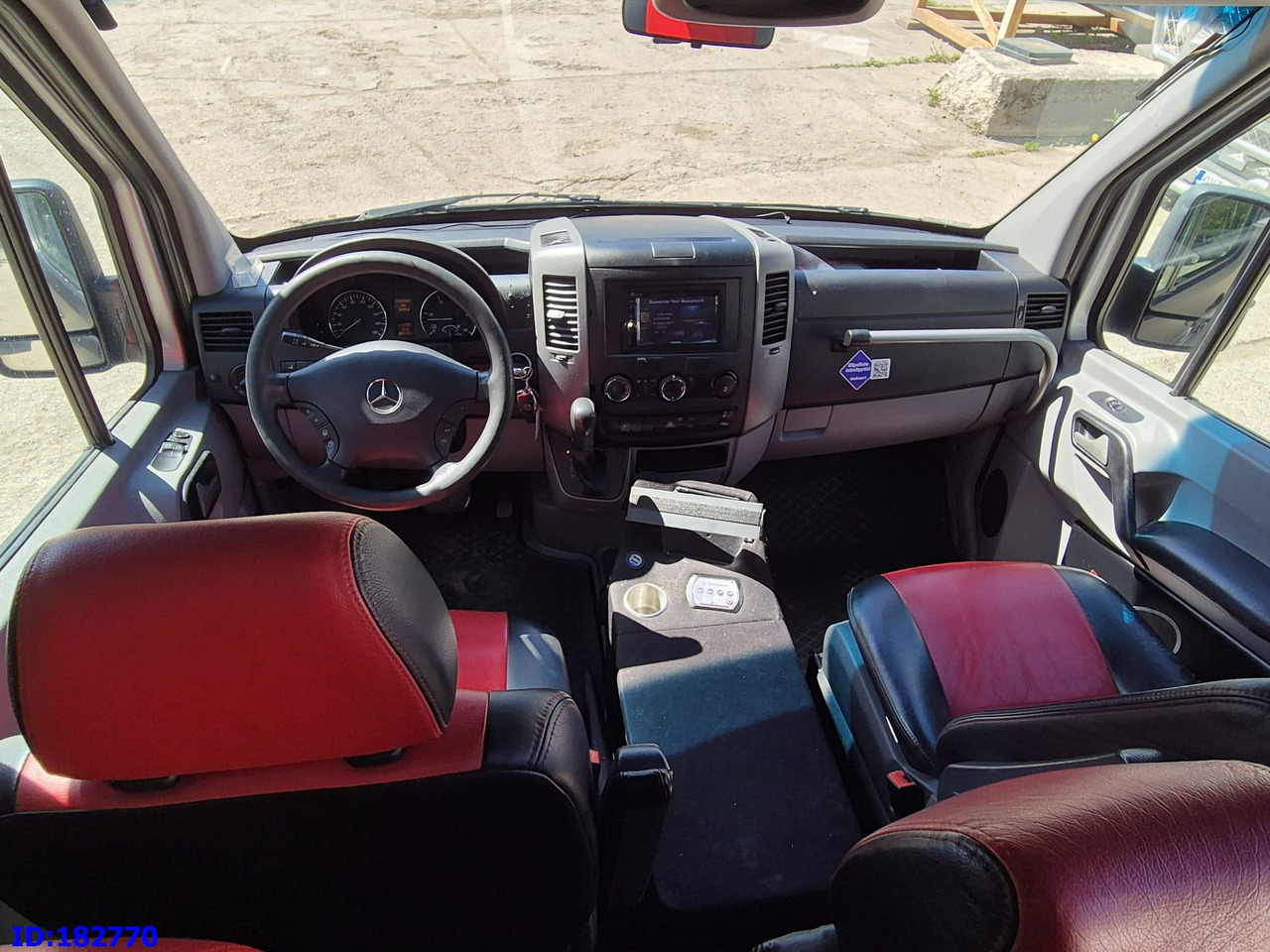 Minibussi, Pikkubussi MERCEDES-BENZ Sprinter 319 VIP Euro5: kuva Minibussi, Pikkubussi MERCEDES-BENZ Sprinter 319 VIP Euro5