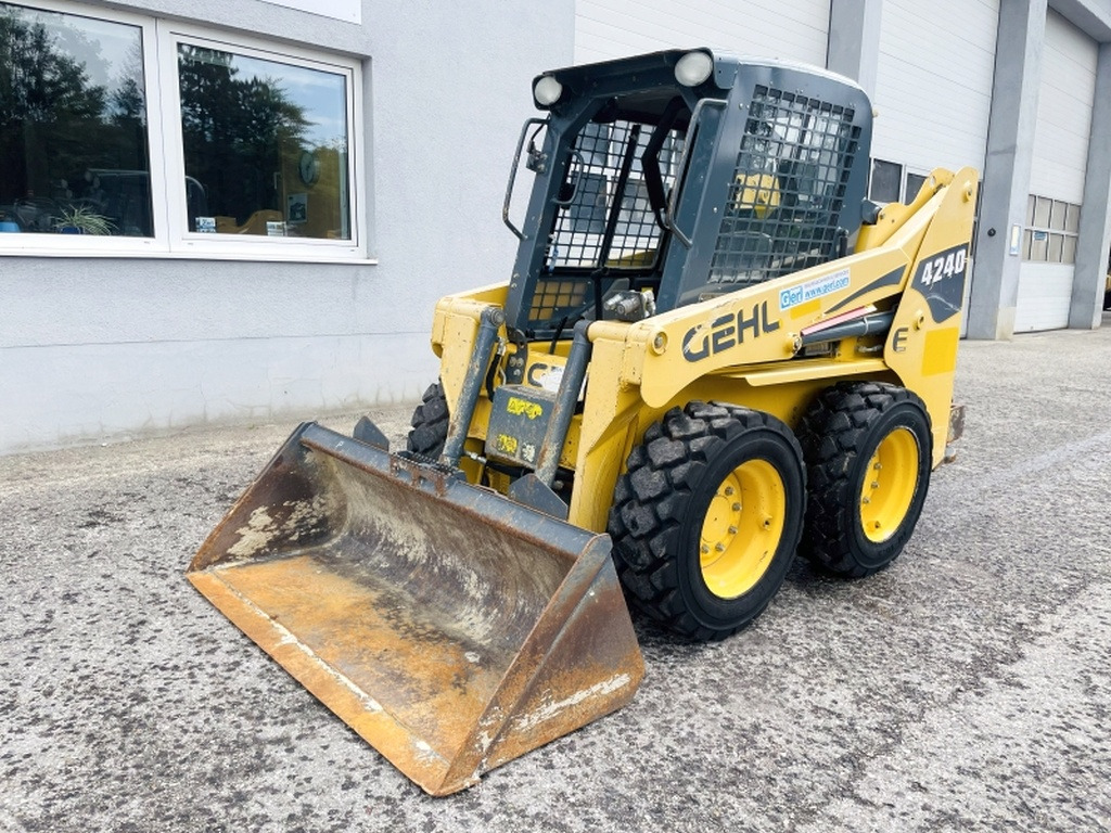 Gehl SL4240 (4035) - Liukuohjattu kuormaaja: kuva Gehl SL4240 (4035) - Liukuohjattu kuormaaja Gehl SL4240 (4035) - Liukuohjattu kuormaaja: kuva Gehl SL4240 (4035) - Liukuohjattu kuormaaja
