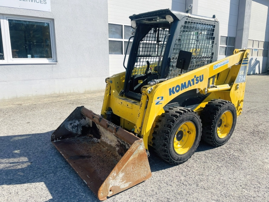 Komatsu SK714 (4077) - Liukuohjattu kuormaaja: kuva Komatsu SK714 (4077) - Liukuohjattu kuormaaja Komatsu SK714 (4077) - Liukuohjattu kuormaaja: kuva Komatsu SK714 (4077) - Liukuohjattu kuormaaja