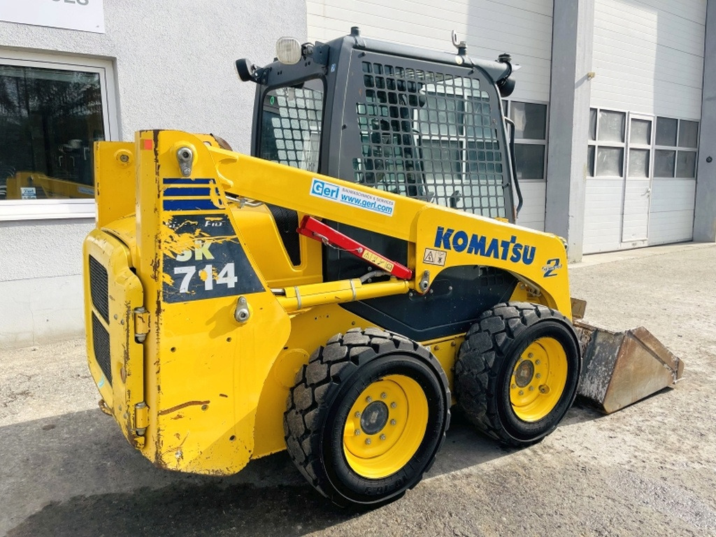 Liukuohjattu kuormaaja Komatsu SK714-5 (3948): kuva Liukuohjattu kuormaaja Komatsu SK714-5 (3948) Liukuohjattu kuormaaja Komatsu SK714-5 (3948): kuva Liukuohjattu kuormaaja Komatsu SK714-5 (3948)