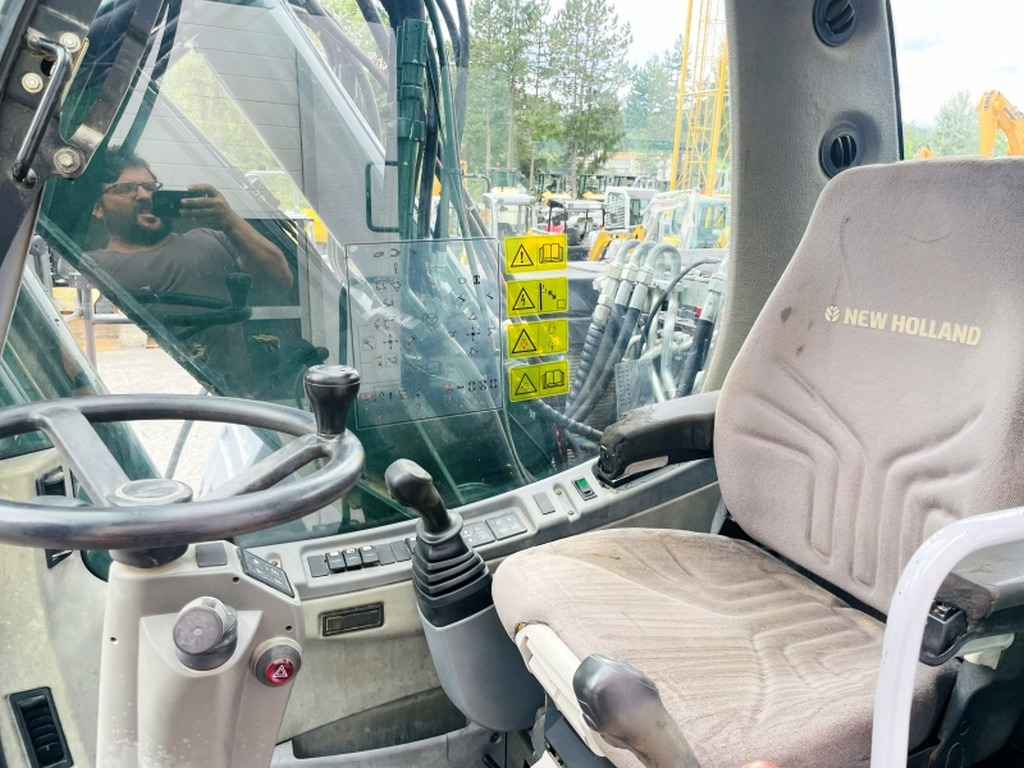 New Holland MH Plus (4054) - Pyöräalustainen kaivinkone: kuva New Holland MH Plus (4054) - Pyöräalustainen kaivinkone New Holland MH Plus (4054) - Pyöräalustainen kaivinkone: kuva New Holland MH Plus (4054) - Pyöräalustainen kaivinkone