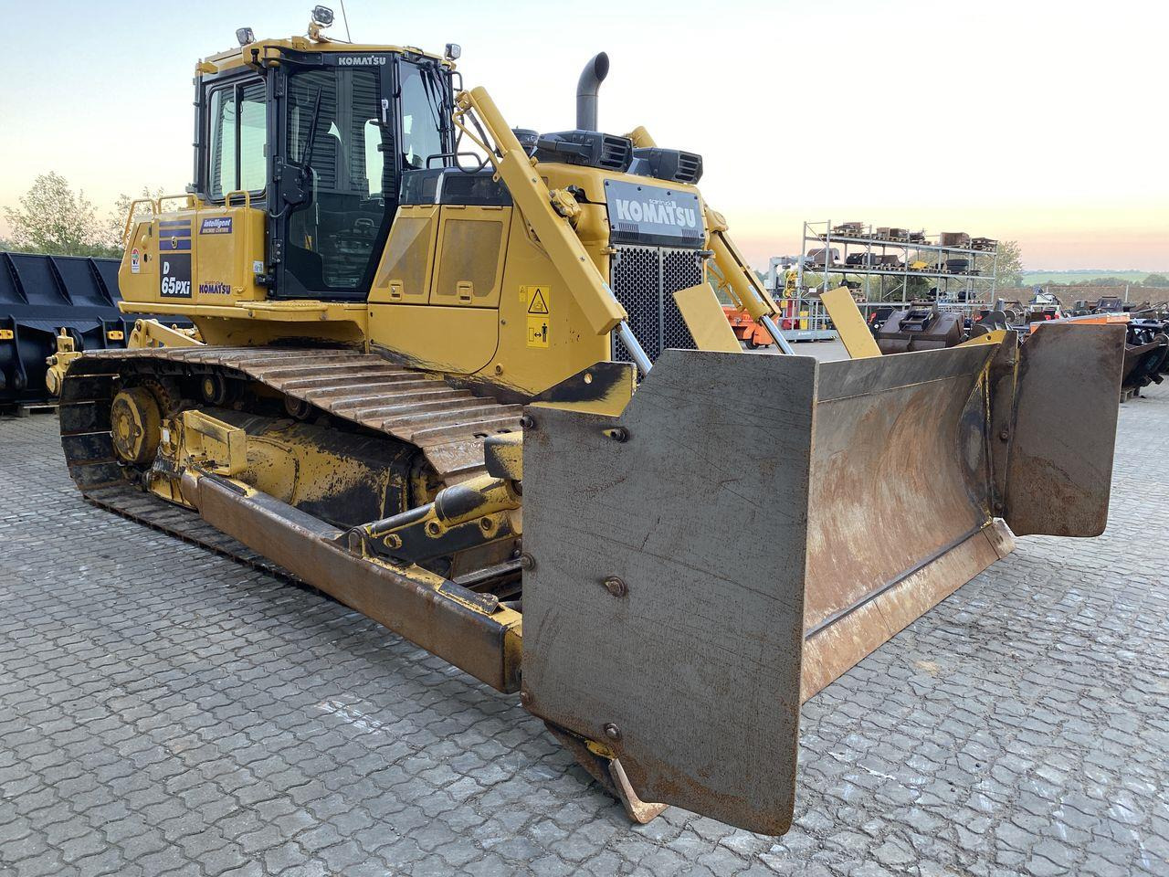 Komatsu D65PXI-18EO - Puskutraktori: kuva Komatsu D65PXI-18EO - Puskutraktori Komatsu D65PXI-18EO - Puskutraktori: kuva Komatsu D65PXI-18EO - Puskutraktori