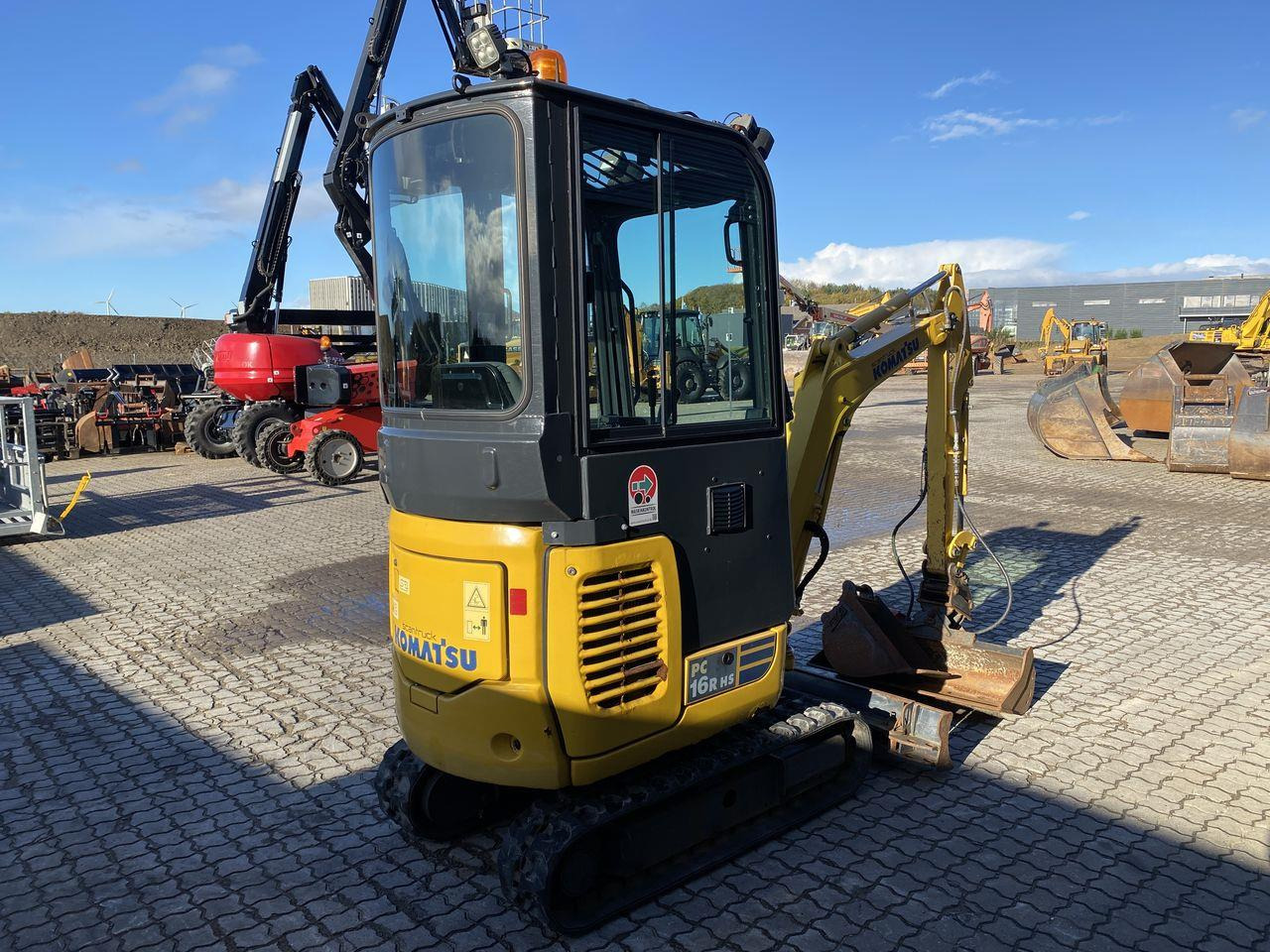 Komatsu PC16R-3HS - Minikuormaaja: kuva Komatsu PC16R-3HS - Minikuormaaja Komatsu PC16R-3HS - Minikuormaaja: kuva Komatsu PC16R-3HS - Minikuormaaja
