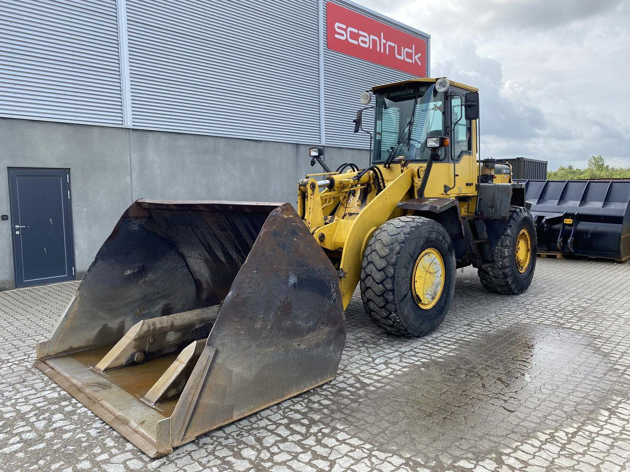 Komatsu WA270-3 - Pyöräkuormaaja: kuva Komatsu WA270-3 - Pyöräkuormaaja Komatsu WA270-3 - Pyöräkuormaaja: kuva Komatsu WA270-3 - Pyöräkuormaaja