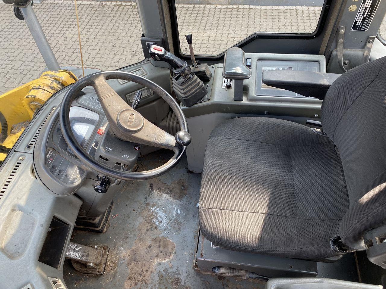 Komatsu WA270-3 - Pyöräkuormaaja: kuva Komatsu WA270-3 - Pyöräkuormaaja Komatsu WA270-3 - Pyöräkuormaaja: kuva Komatsu WA270-3 - Pyöräkuormaaja