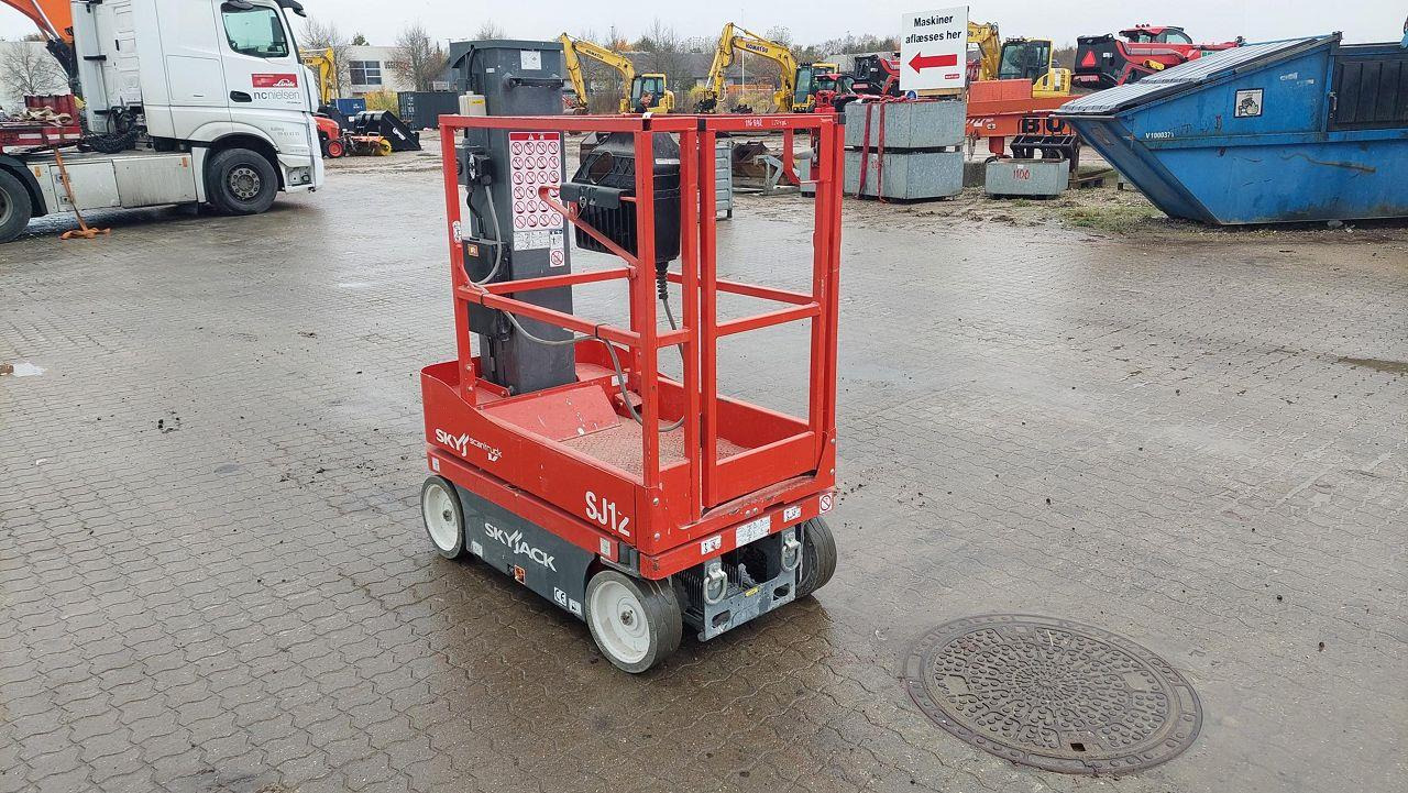 Skyjack SJ12 - Pystymastonostin: kuva Skyjack SJ12 - Pystymastonostin Skyjack SJ12 - Pystymastonostin: kuva Skyjack SJ12 - Pystymastonostin