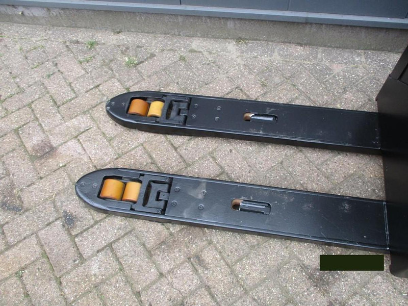 Toyota LPE 200 - Haarukkavaunu: kuva Toyota LPE 200 - Haarukkavaunu Toyota LPE 200 - Haarukkavaunu: kuva Toyota LPE 200 - Haarukkavaunu