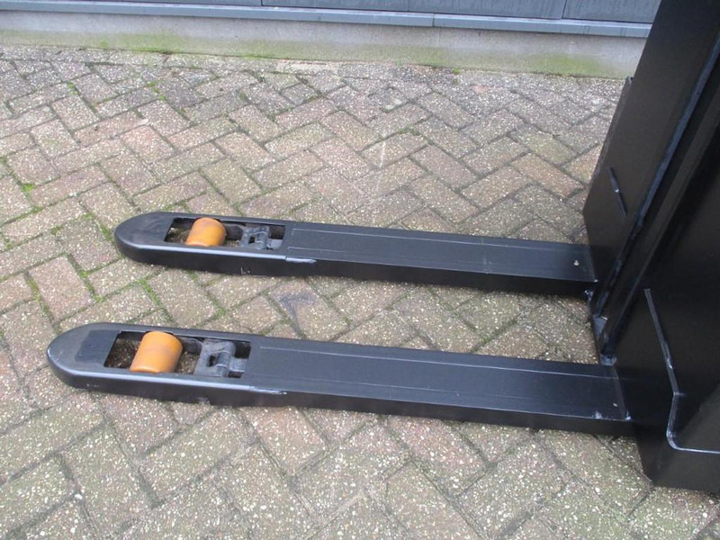 Toyota SWE 080L - Pinoamistrukki: kuva Toyota SWE 080L - Pinoamistrukki Toyota SWE 080L - Pinoamistrukki: kuva Toyota SWE 080L - Pinoamistrukki