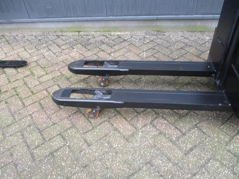 Toyota SWE 080L - Pinoamistrukki: kuva Toyota SWE 080L - Pinoamistrukki Toyota SWE 080L - Pinoamistrukki: kuva Toyota SWE 080L - Pinoamistrukki