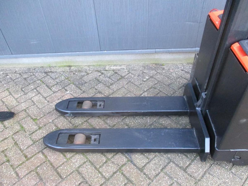 Toyota SWE 080L - Pinoamistrukki: kuva Toyota SWE 080L - Pinoamistrukki Toyota SWE 080L - Pinoamistrukki: kuva Toyota SWE 080L - Pinoamistrukki