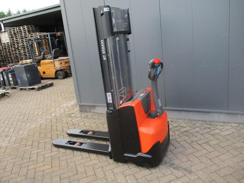 Toyota SWE 100 - Pinoamistrukki: kuva Toyota SWE 100 - Pinoamistrukki Toyota SWE 100 - Pinoamistrukki: kuva Toyota SWE 100 - Pinoamistrukki