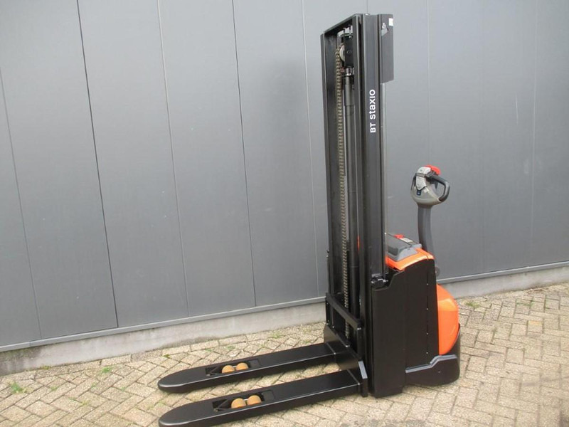 Toyota SWE 100 - Pinoamistrukki: kuva Toyota SWE 100 - Pinoamistrukki Toyota SWE 100 - Pinoamistrukki: kuva Toyota SWE 100 - Pinoamistrukki