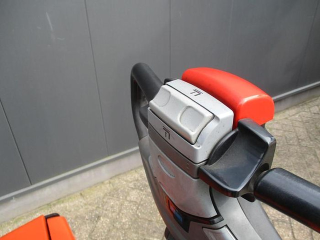 Toyota SWE 120 - Pinoamistrukki: kuva Toyota SWE 120 - Pinoamistrukki Toyota SWE 120 - Pinoamistrukki: kuva Toyota SWE 120 - Pinoamistrukki