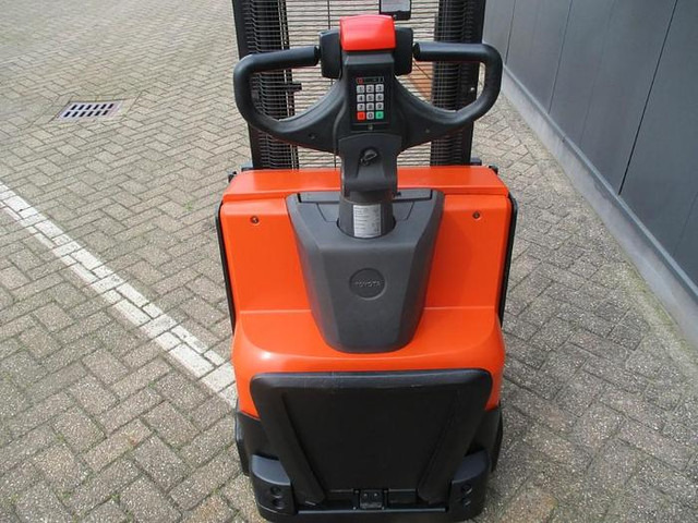 Toyota SWE 120 - Pinoamistrukki: kuva Toyota SWE 120 - Pinoamistrukki Toyota SWE 120 - Pinoamistrukki: kuva Toyota SWE 120 - Pinoamistrukki