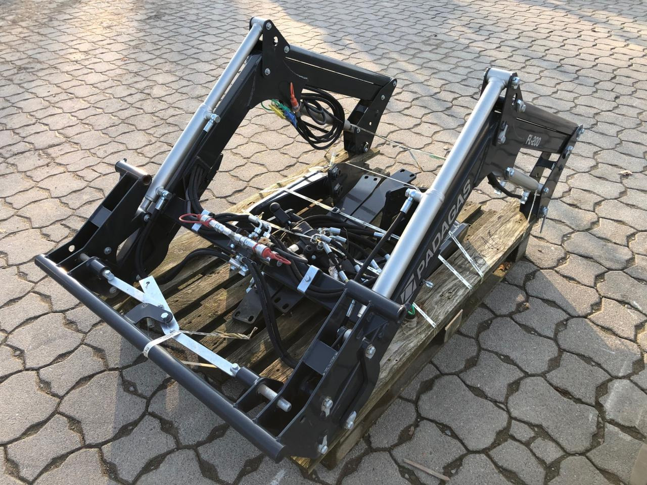 Solis PADAGAS FL200P Frontlader - Lisälaitteet: kuva Solis PADAGAS FL200P Frontlader - Lisälaitteet Solis PADAGAS FL200P Frontlader - Lisälaitteet: kuva Solis PADAGAS FL200P Frontlader - Lisälaitteet