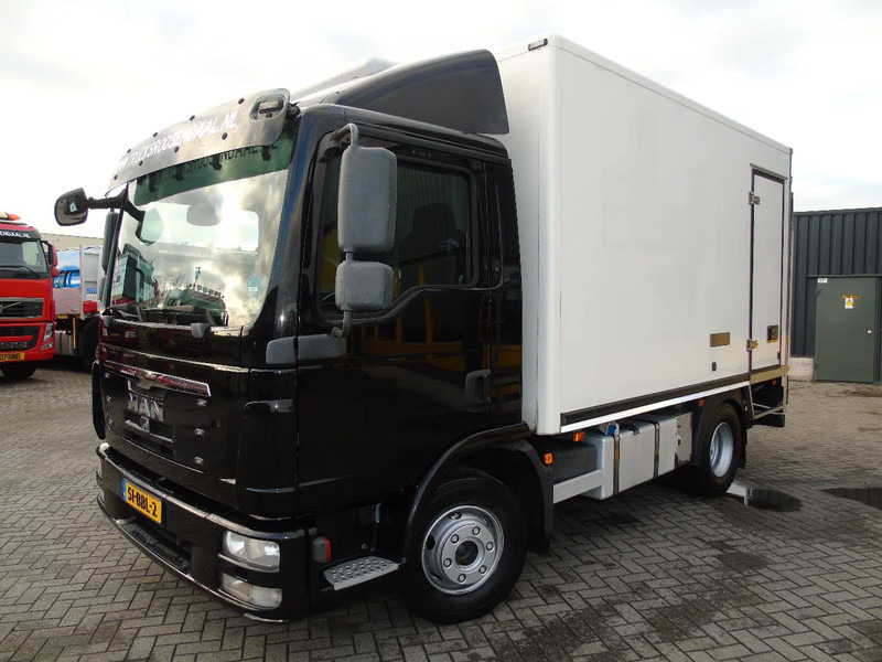 MAN TGL 10.250 + B.A.R loadlift + 3 SEATS +KONVECTA + RINGFEDER - Refrigeraattori kuorma-auto: kuva MAN TGL 10.250 + B.A.R loadlift + 3 SEATS +KONVECTA + RINGFEDER - Refrigeraattori kuorma-auto MAN TGL 10.250 + B.A.R loadlift + 3 SEATS +KONVECTA + RINGFEDER - Refrigeraattori kuorma-auto: kuva MAN TGL 10.250 + B.A.R loadlift + 3 SEATS +KONVECTA + RINGFEDER - Refrigeraattori kuorma-auto