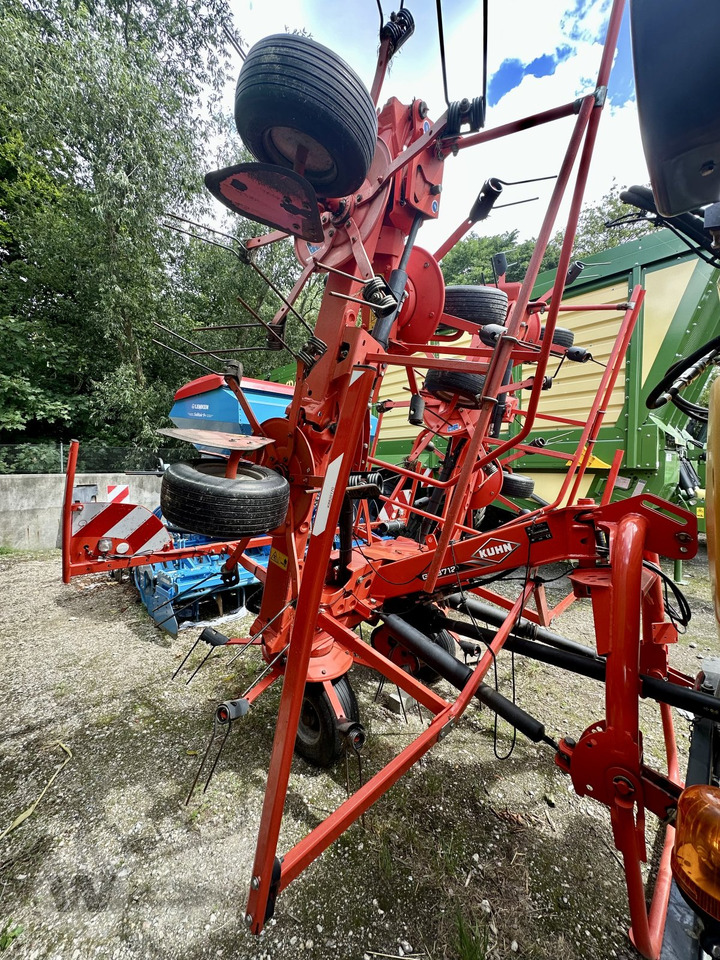 Kuhn GF 8712 - Pöyhin: kuva Kuhn GF 8712 - Pöyhin Kuhn GF 8712 - Pöyhin: kuva Kuhn GF 8712 - Pöyhin