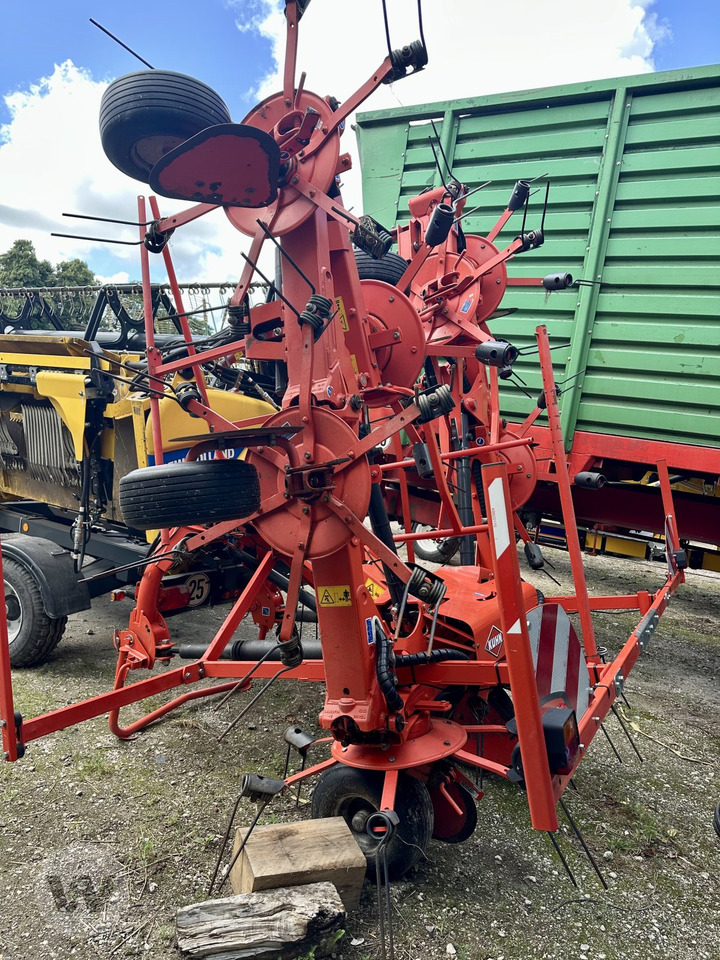 Kuhn GF 8712 - Pöyhin: kuva Kuhn GF 8712 - Pöyhin Kuhn GF 8712 - Pöyhin: kuva Kuhn GF 8712 - Pöyhin