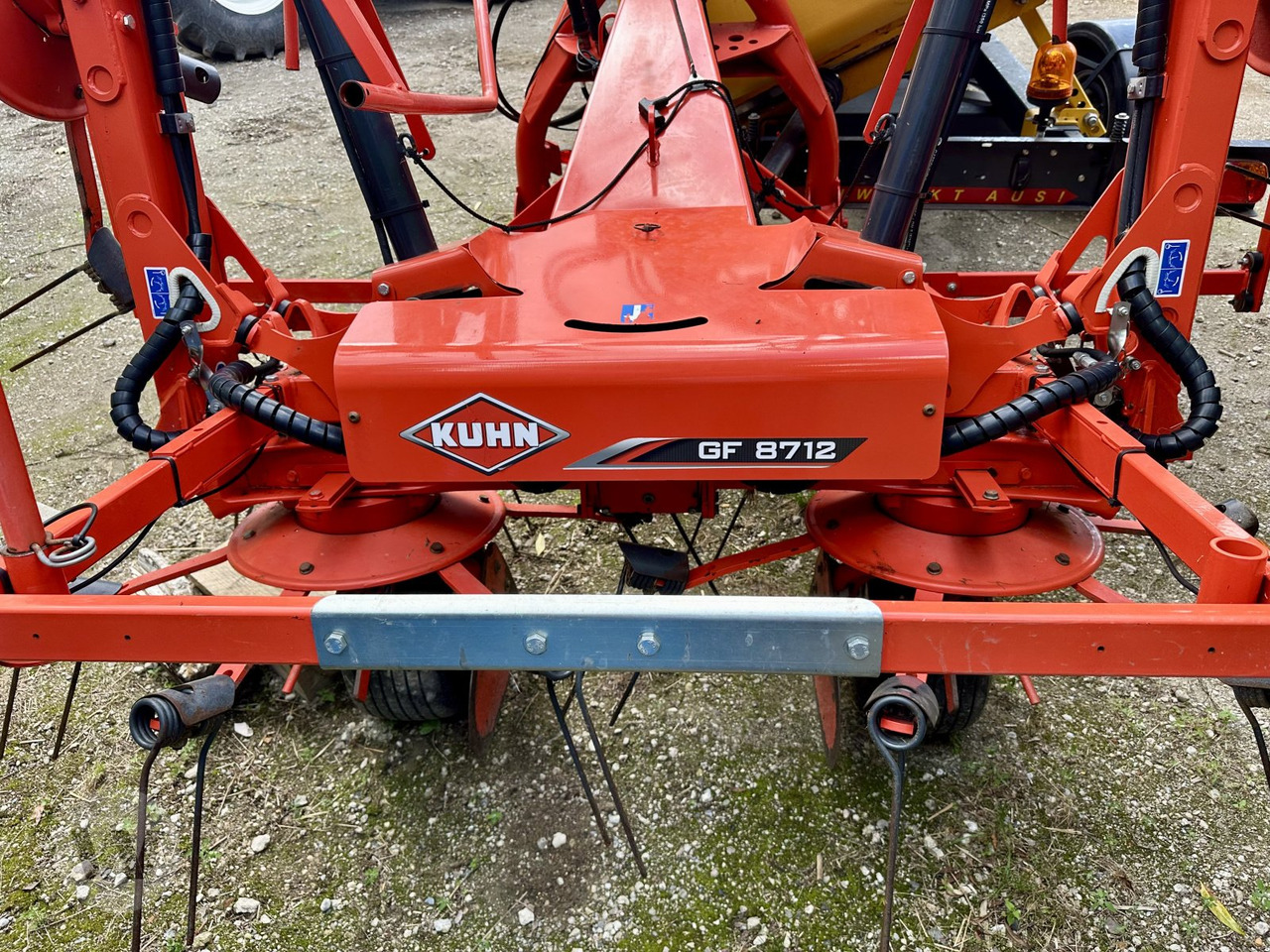 Kuhn GF 8712 - Pöyhin: kuva Kuhn GF 8712 - Pöyhin Kuhn GF 8712 - Pöyhin: kuva Kuhn GF 8712 - Pöyhin