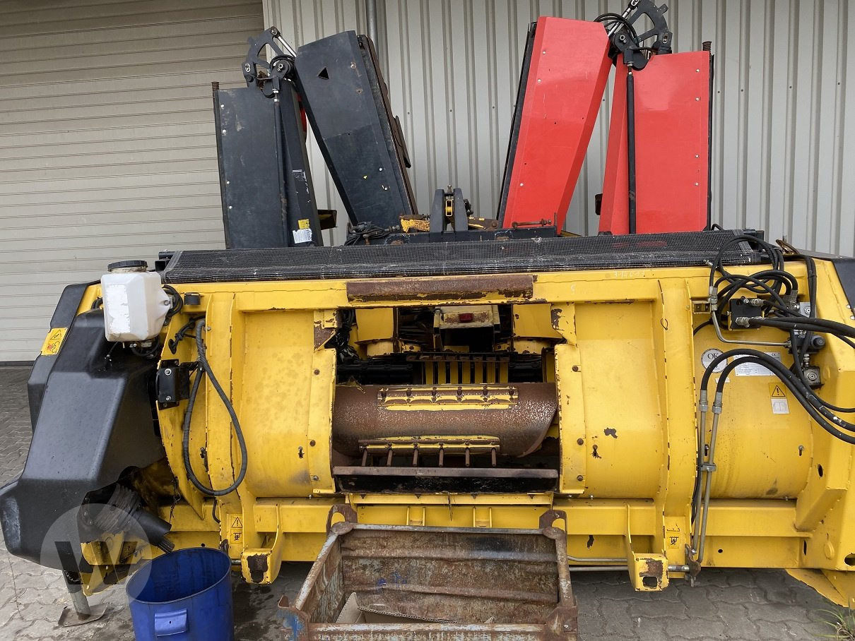 New Holland 270 FP - Lisävarusteet - silppuri: kuva New Holland 270 FP - Lisävarusteet - silppuri New Holland 270 FP - Lisävarusteet - silppuri: kuva New Holland 270 FP - Lisävarusteet - silppuri