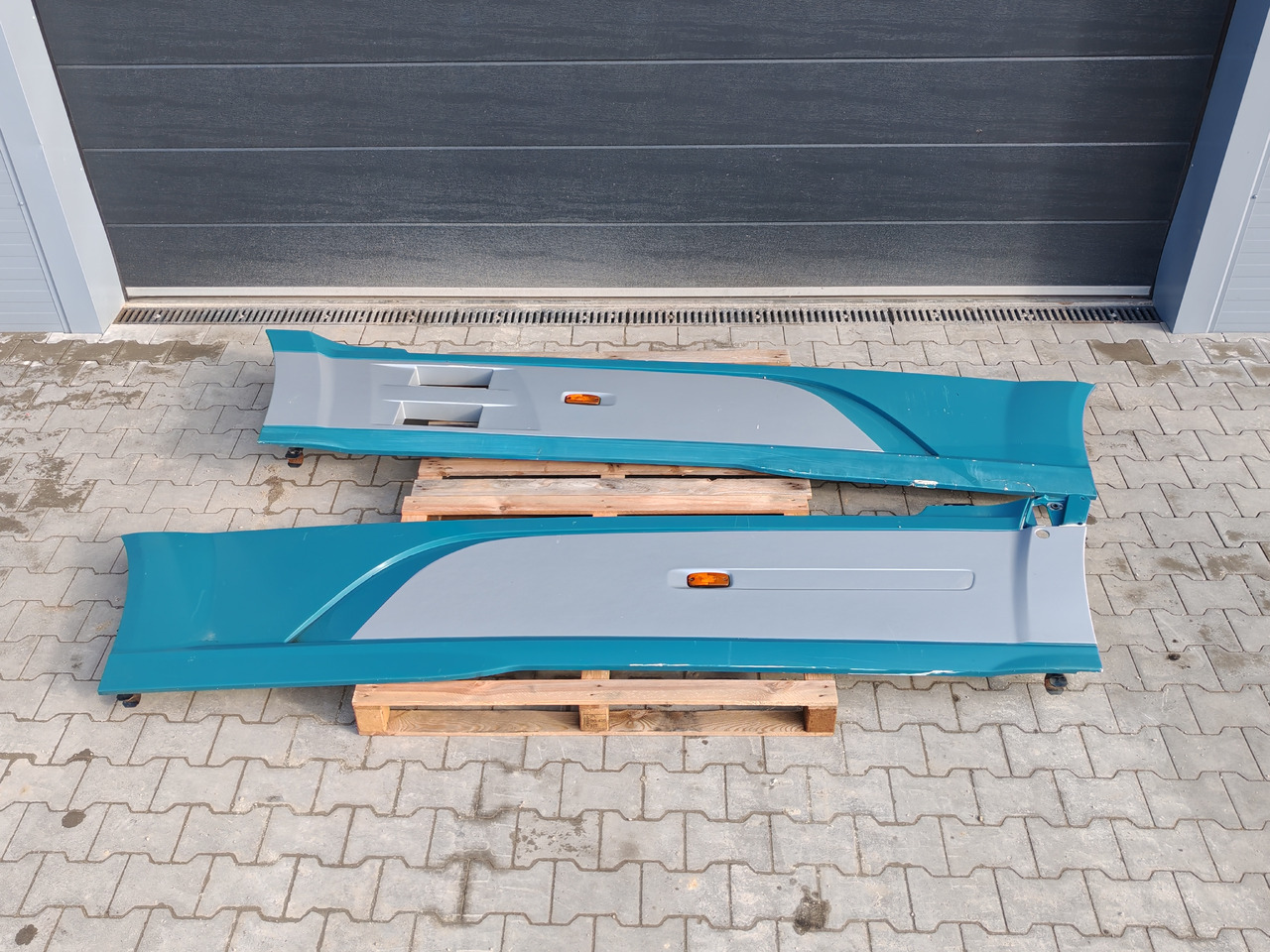 DAF XF106 EURO 6 / SIDE SPOILERS SET - Aerodynamiikka/ Spoilerit: kuva DAF XF106 EURO 6 / SIDE SPOILERS SET - Aerodynamiikka/ Spoilerit DAF XF106 EURO 6 / SIDE SPOILERS SET - Aerodynamiikka/ Spoilerit: kuva DAF XF106 EURO 6 / SIDE SPOILERS SET - Aerodynamiikka/ Spoilerit