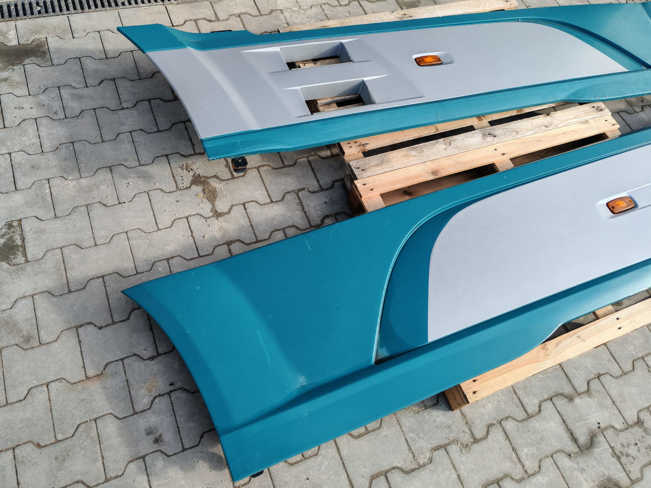 DAF XF106 EURO 6 / SIDE SPOILERS SET - Aerodynamiikka/ Spoilerit: kuva DAF XF106 EURO 6 / SIDE SPOILERS SET - Aerodynamiikka/ Spoilerit DAF XF106 EURO 6 / SIDE SPOILERS SET - Aerodynamiikka/ Spoilerit: kuva DAF XF106 EURO 6 / SIDE SPOILERS SET - Aerodynamiikka/ Spoilerit