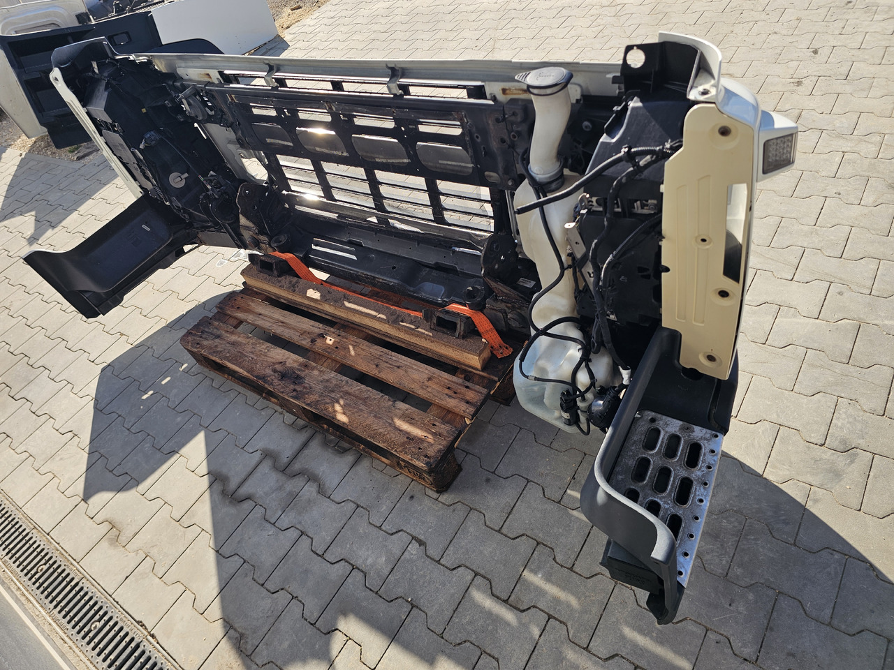VOLVO FM 3 / COMPLETE FRONT BUMPER - Puskuri: kuva VOLVO FM 3 / COMPLETE FRONT BUMPER - Puskuri VOLVO FM 3 / COMPLETE FRONT BUMPER - Puskuri: kuva VOLVO FM 3 / COMPLETE FRONT BUMPER - Puskuri