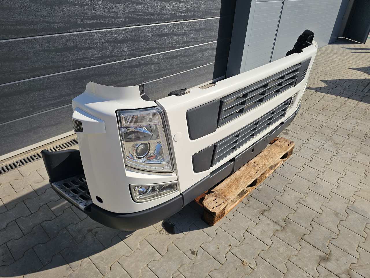 VOLVO FM 3 / COMPLETE FRONT BUMPER - Puskuri: kuva VOLVO FM 3 / COMPLETE FRONT BUMPER - Puskuri VOLVO FM 3 / COMPLETE FRONT BUMPER - Puskuri: kuva VOLVO FM 3 / COMPLETE FRONT BUMPER - Puskuri