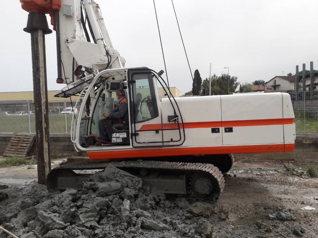 Soilmec R210 - Paalujuntta: kuva Soilmec R210 - Paalujuntta Soilmec R210 - Paalujuntta: kuva Soilmec R210 - Paalujuntta
