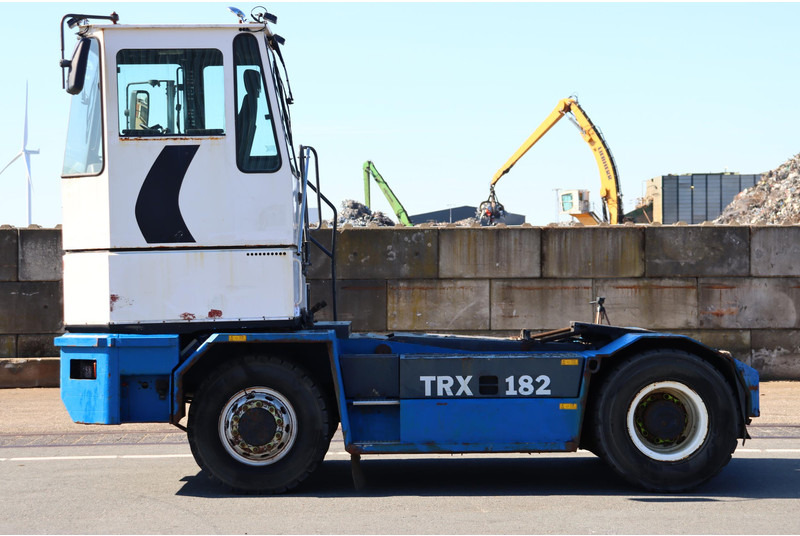 Kalmar TRX182A - Terminaalitraktori: kuva Kalmar TRX182A - Terminaalitraktori Kalmar TRX182A - Terminaalitraktori: kuva Kalmar TRX182A - Terminaalitraktori