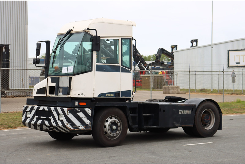 Kalmar TT612D - Terminaalitraktori: kuva Kalmar TT612D - Terminaalitraktori Kalmar TT612D - Terminaalitraktori: kuva Kalmar TT612D - Terminaalitraktori